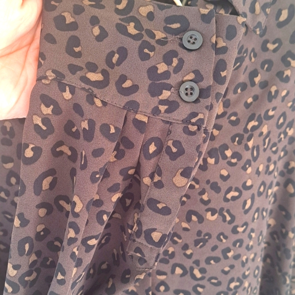 Chelsea & Theodore Leopard print Mobwife Cheetah button-down blouse, Size XXL. - Picture 4 of 9